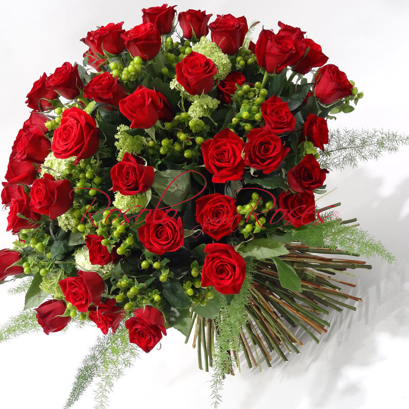 Généreux bouquet rond avec grandes roses rouges