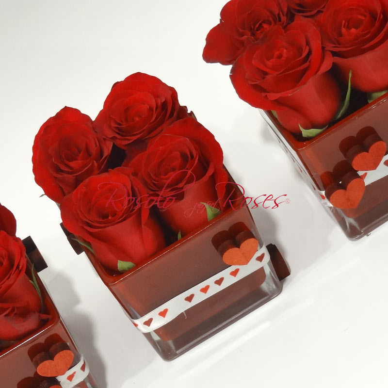 4 roses rouges dans un carré d'amour