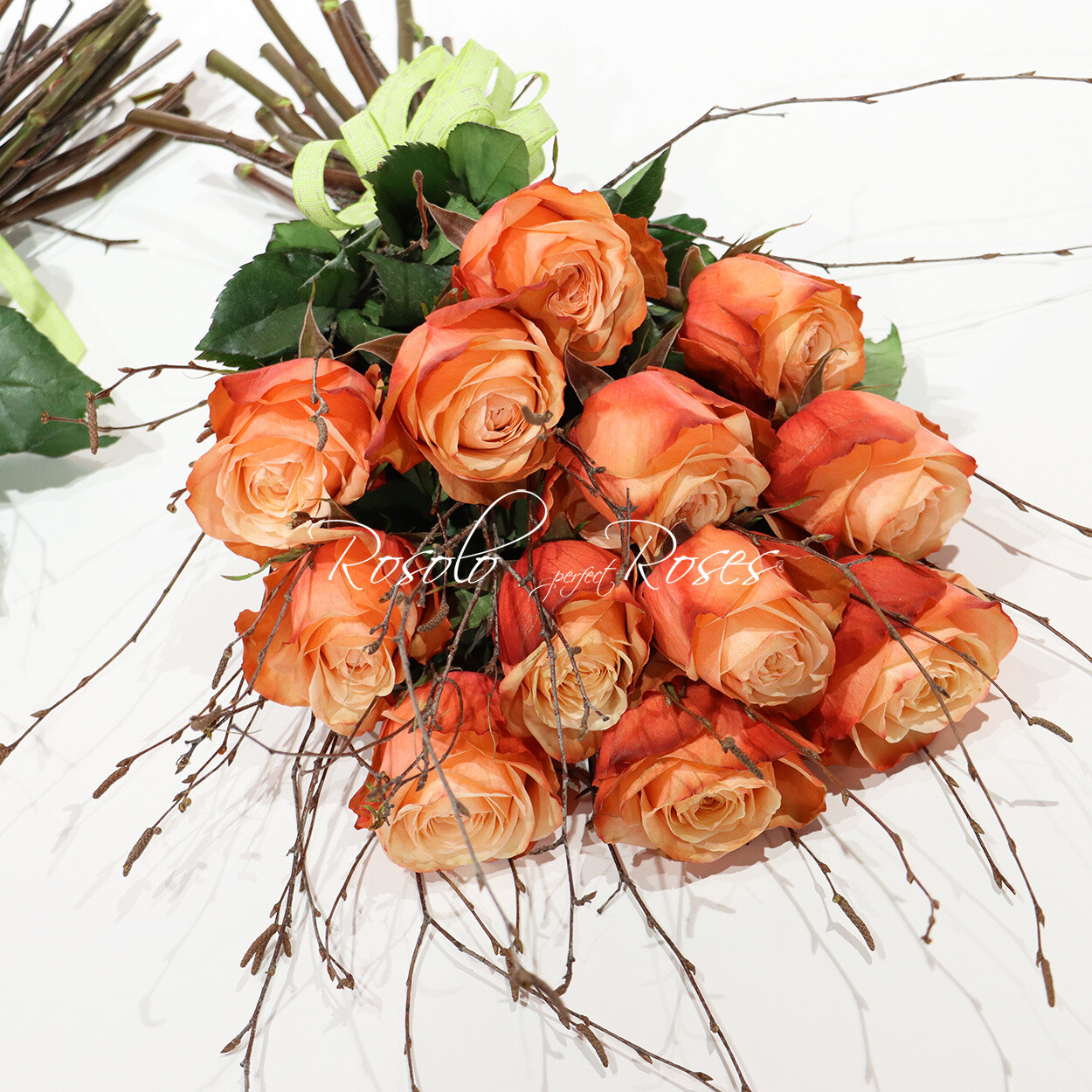 Splendides roses, couleur saumon, dans un bouquet une face.