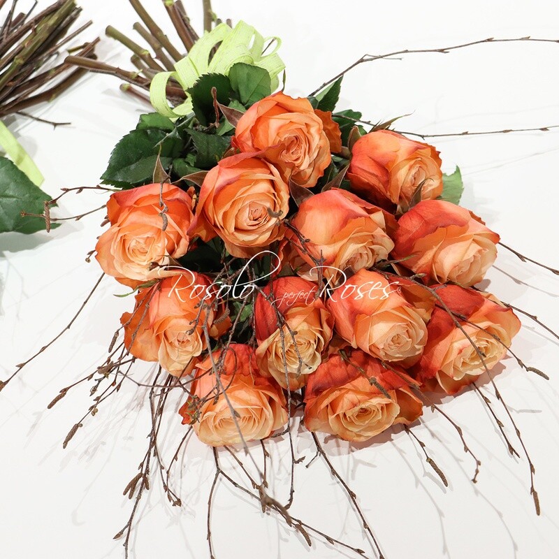 Splendides roses, couleur saumon, dans un bouquet une face.