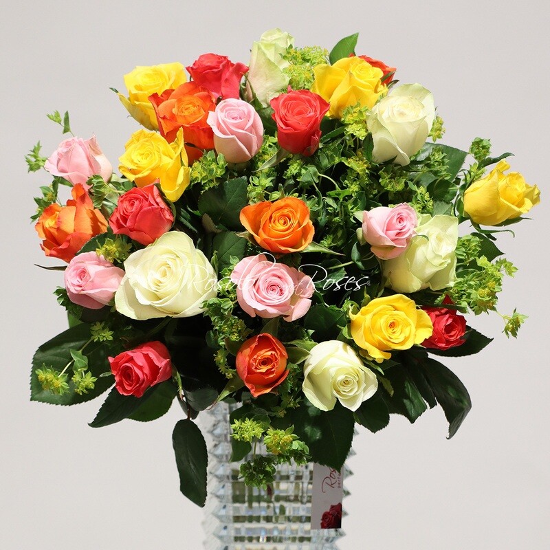 Joyeux bouquet de petites roses colorées
