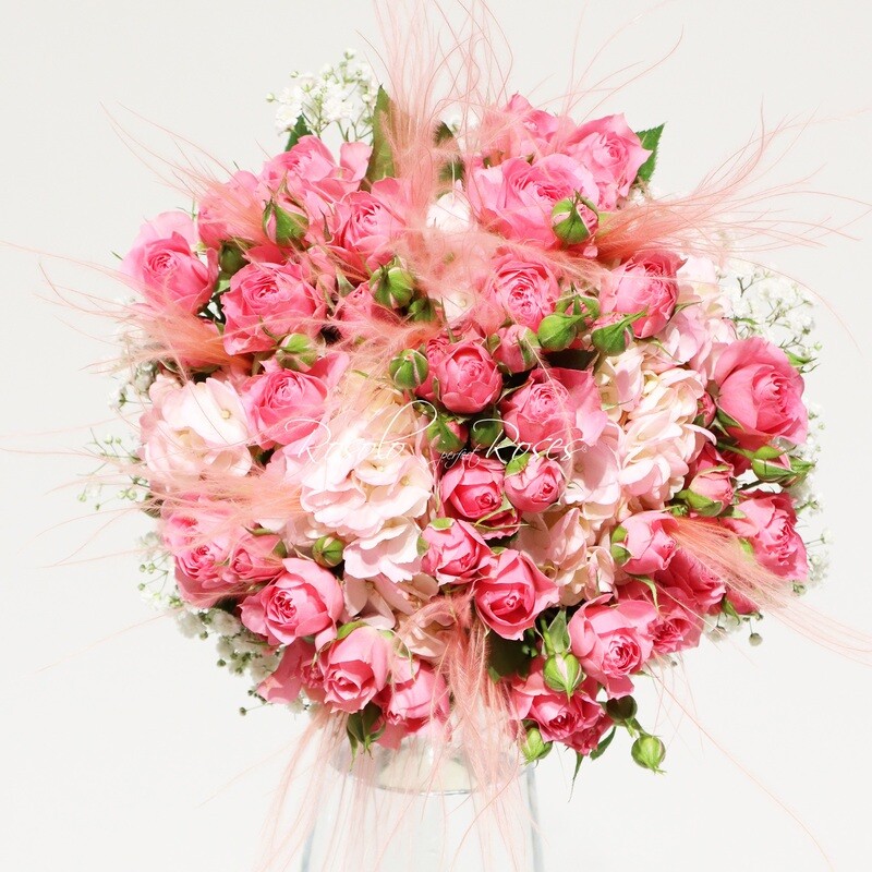 Roses polyantha et hortensia en rose