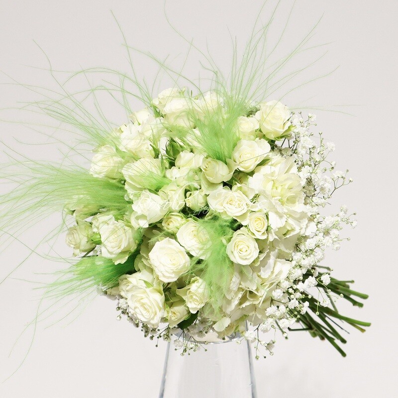 Roses polyantha et hortensia, en blanc