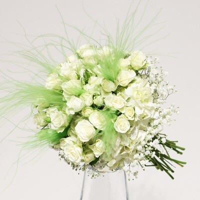 Roses polyantha et hortensia, en blanc