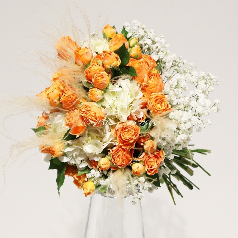 Roses polyantha et hortensia, en orange et blanc
