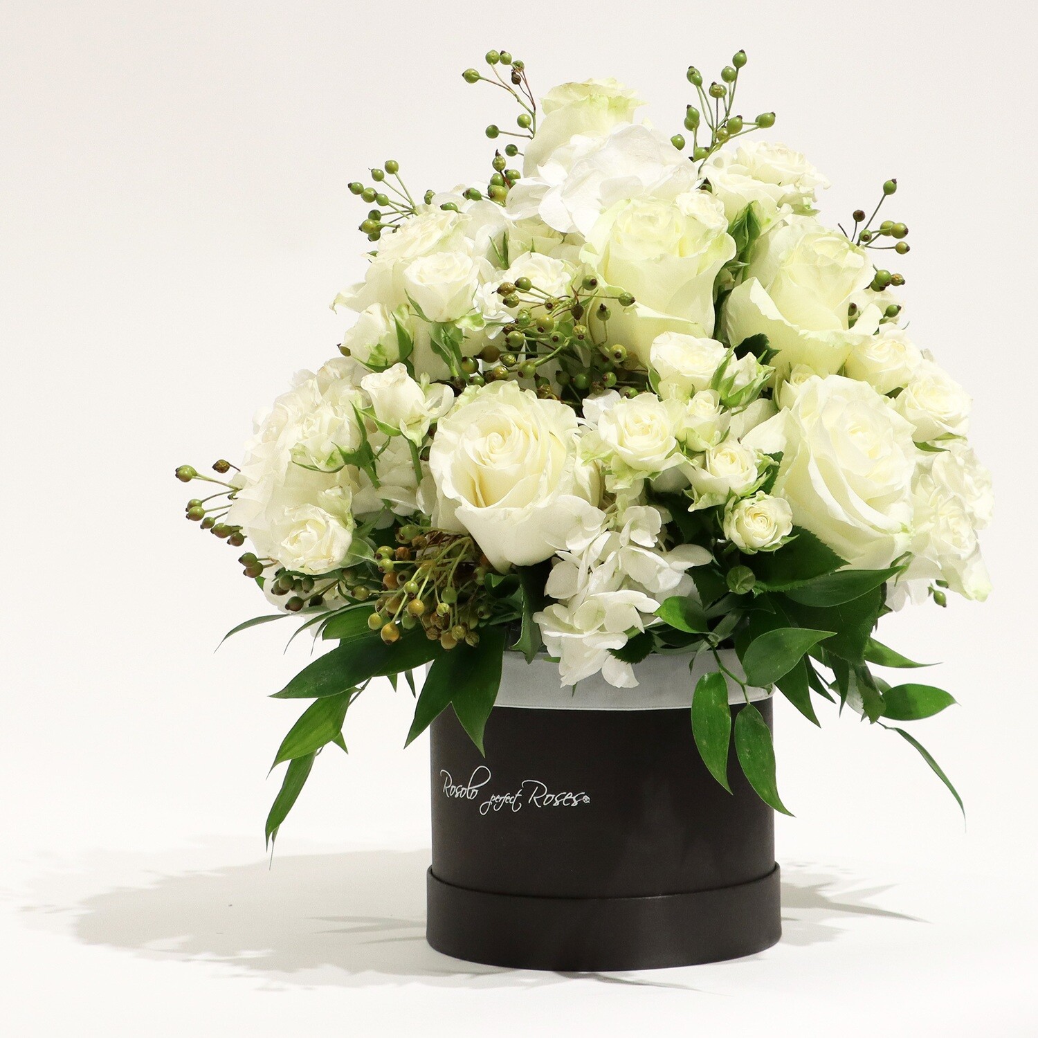 Belle boîte de roses et hortensias, tout en blanc, Taille: moyen-grand (PHOTO)