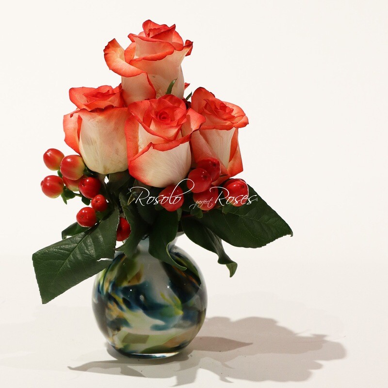 5 belles roses bicolor dans un joli vase boule