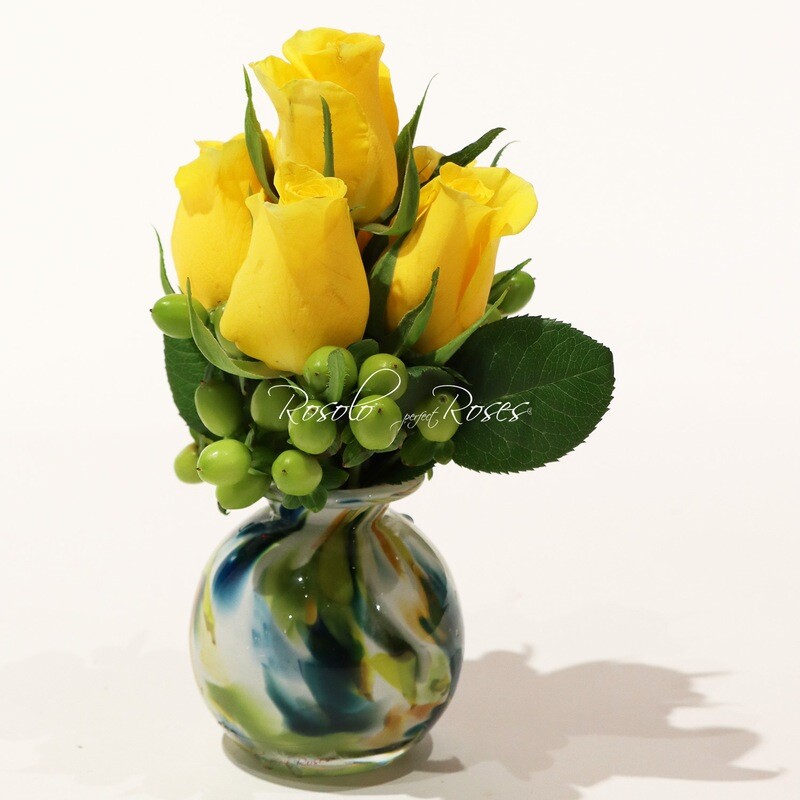 5 belles roses jaunes dans un joli vase boule