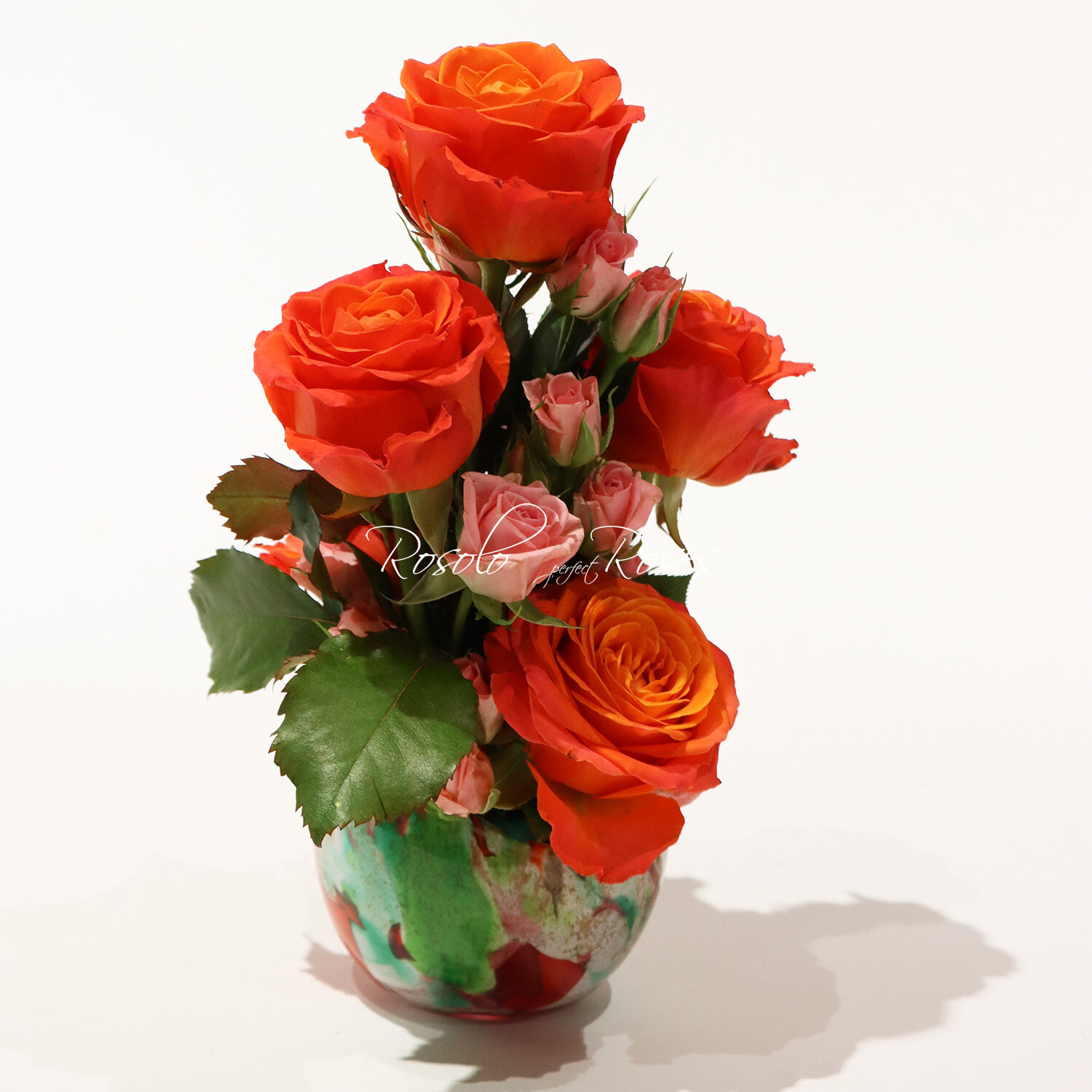 5 superbes roses oranges dans un joli vase boule