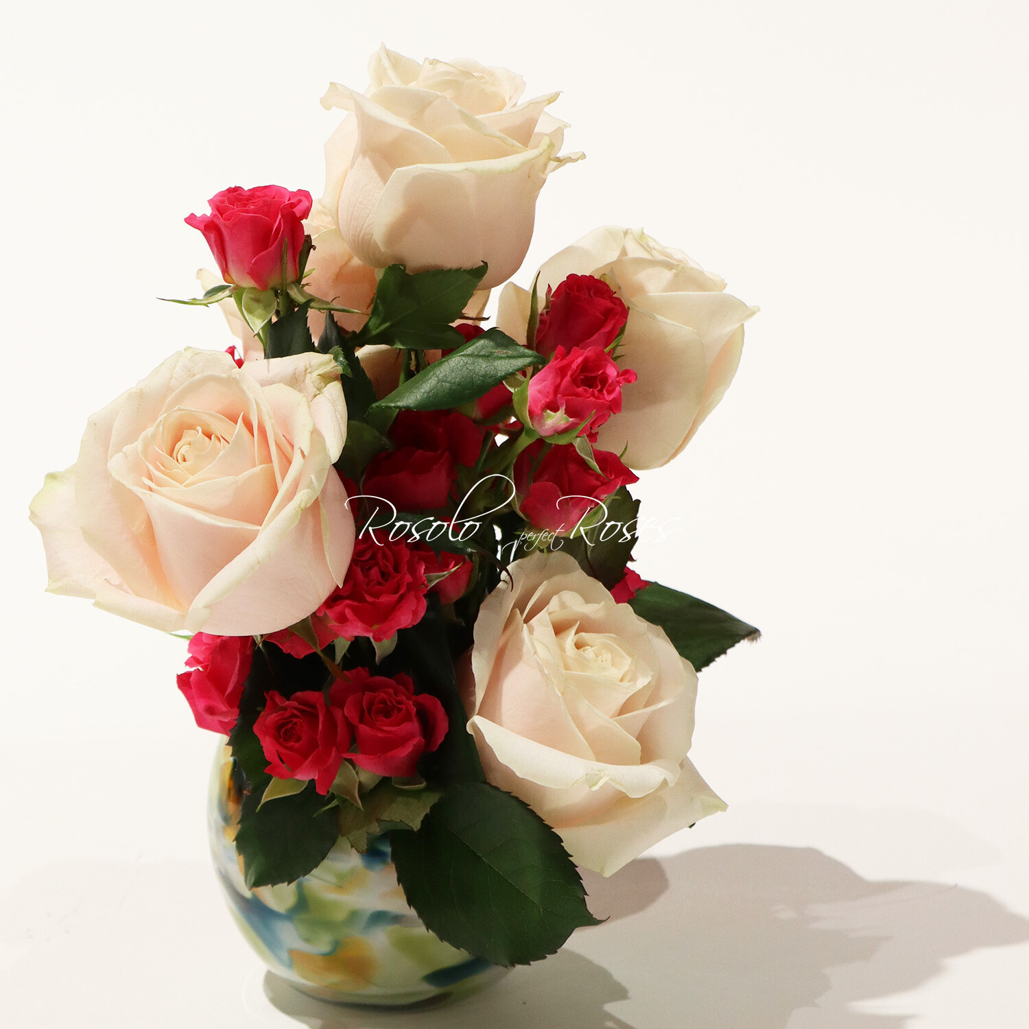 5 belles roses, rose claire, dans un joli vase boule