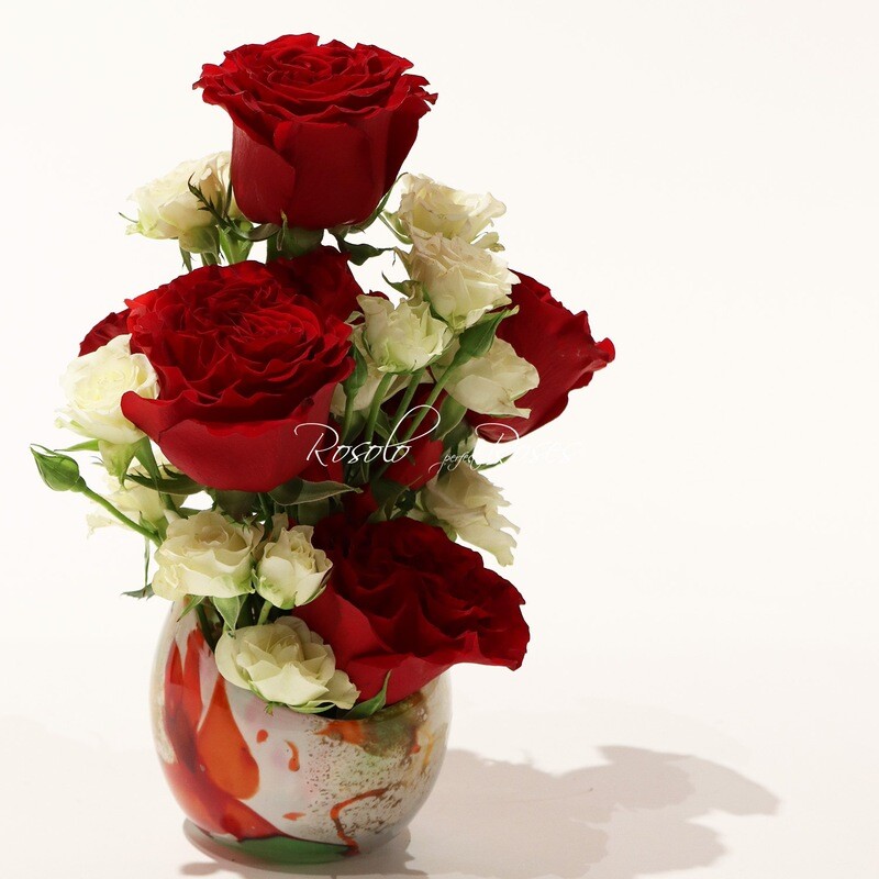 5 belles roses rouges dans un joli vase boule