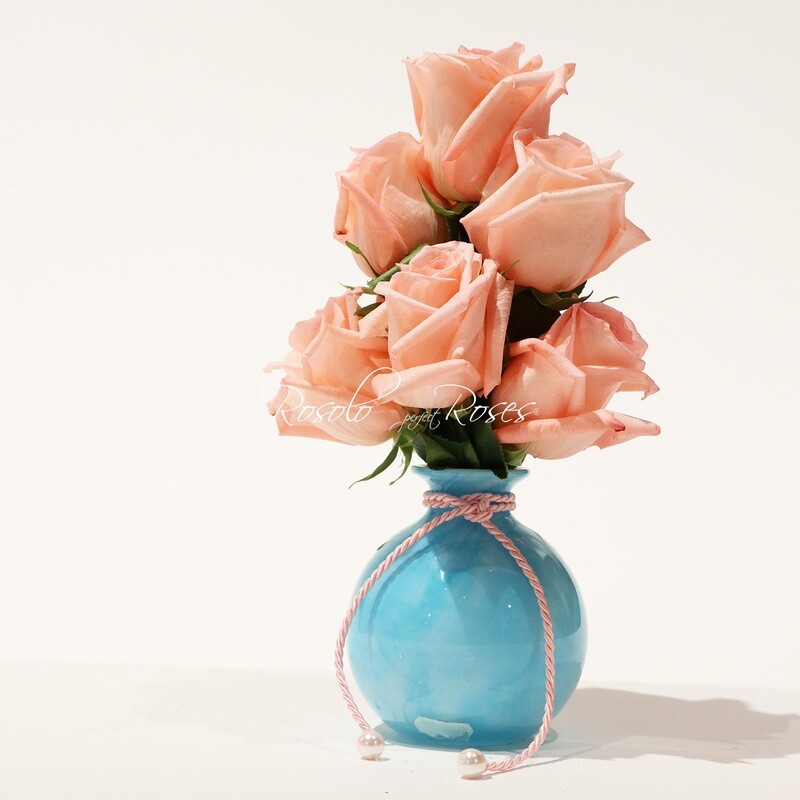 7 roses, saumon/rose, dans un beau vase boule en verre