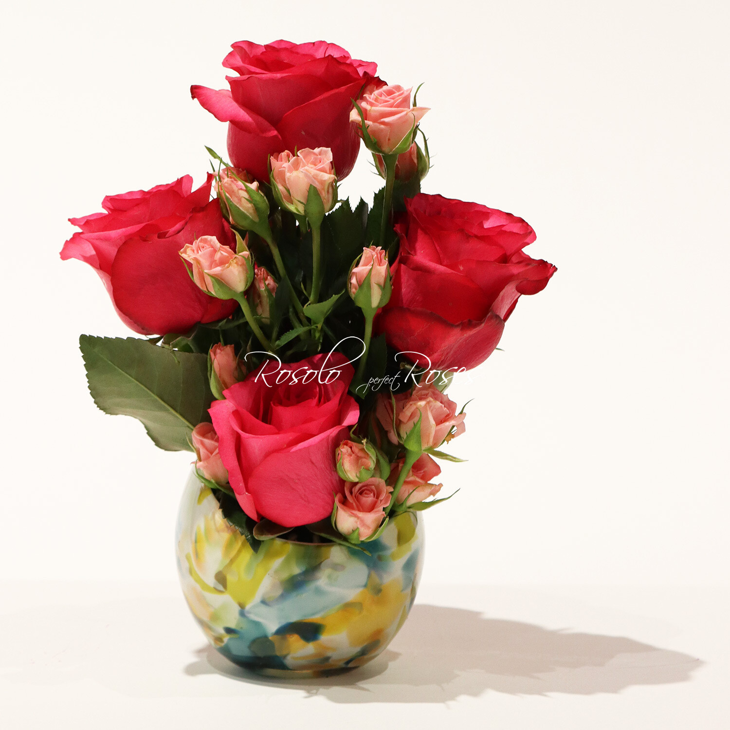 5 belles roses, en fuchsia, dans un joli vase boule