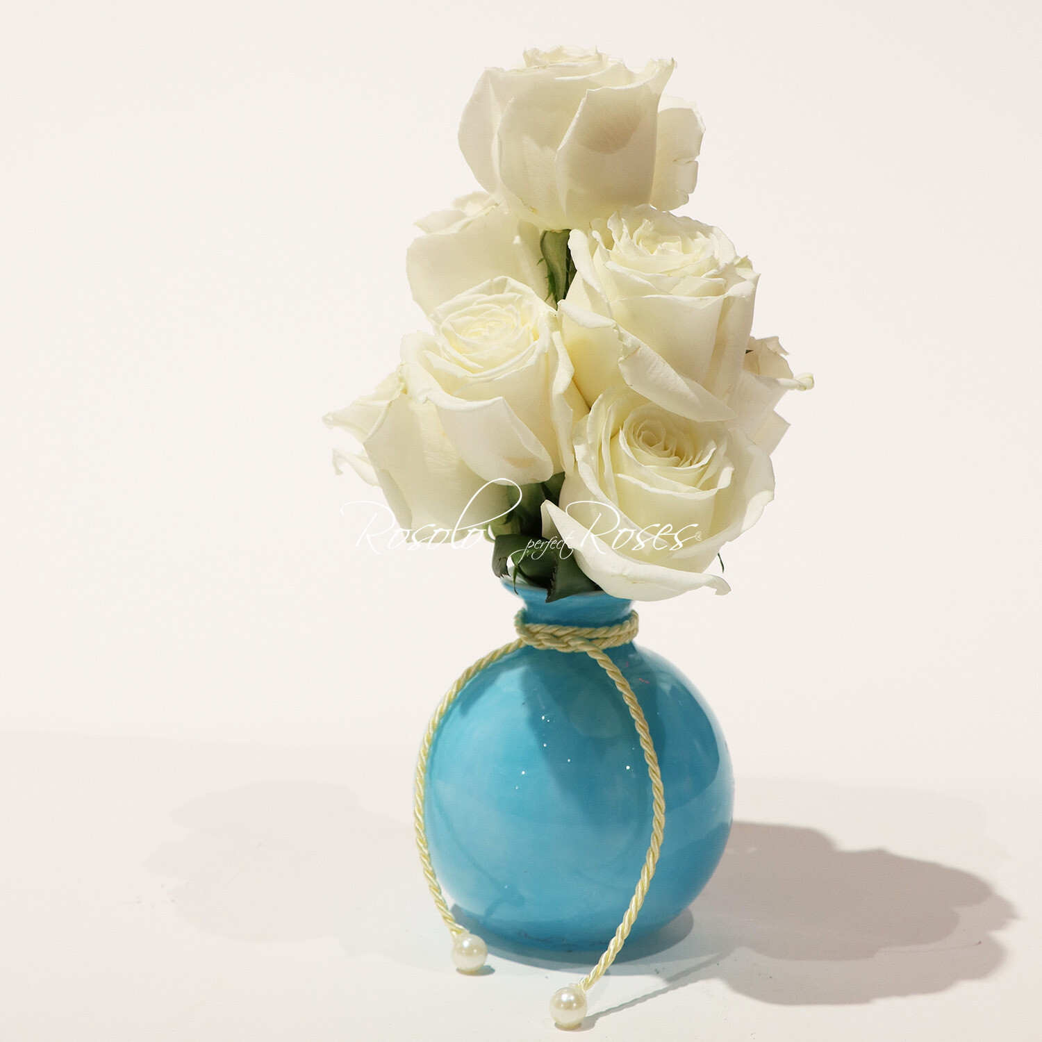 7 roses blanches, dans un beau vase boule en verre