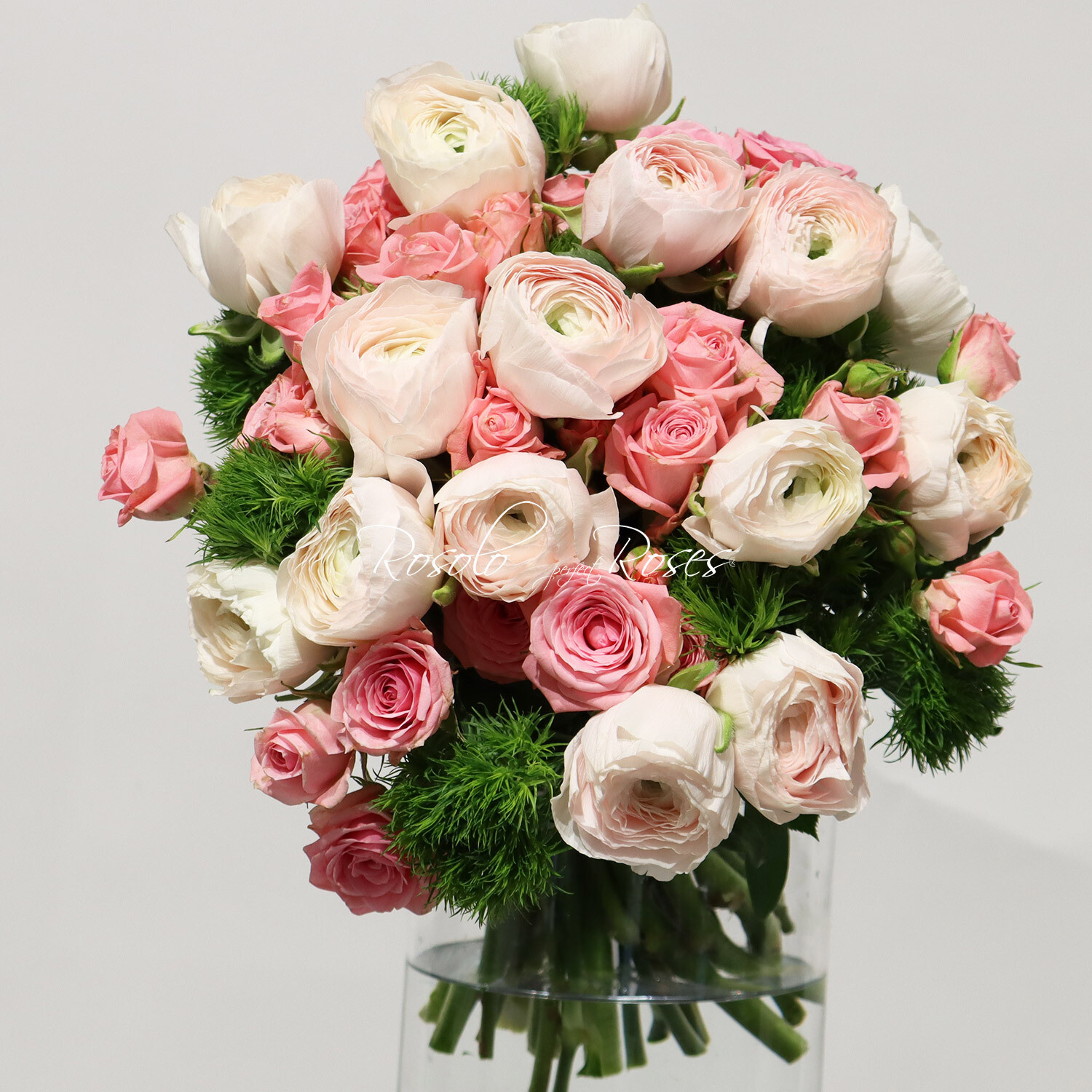 Renoncules et petites roses, tout doux