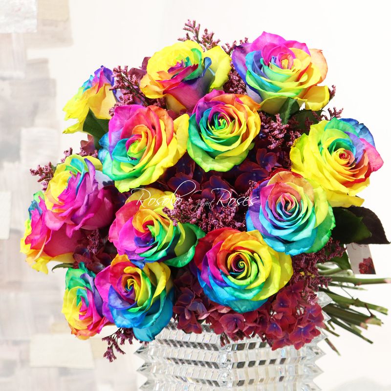 Bouquet avec des Roses ARC EN CIEL
