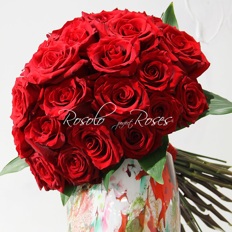 AMOUR:  joli bouquet compact avec superbes roses rouges