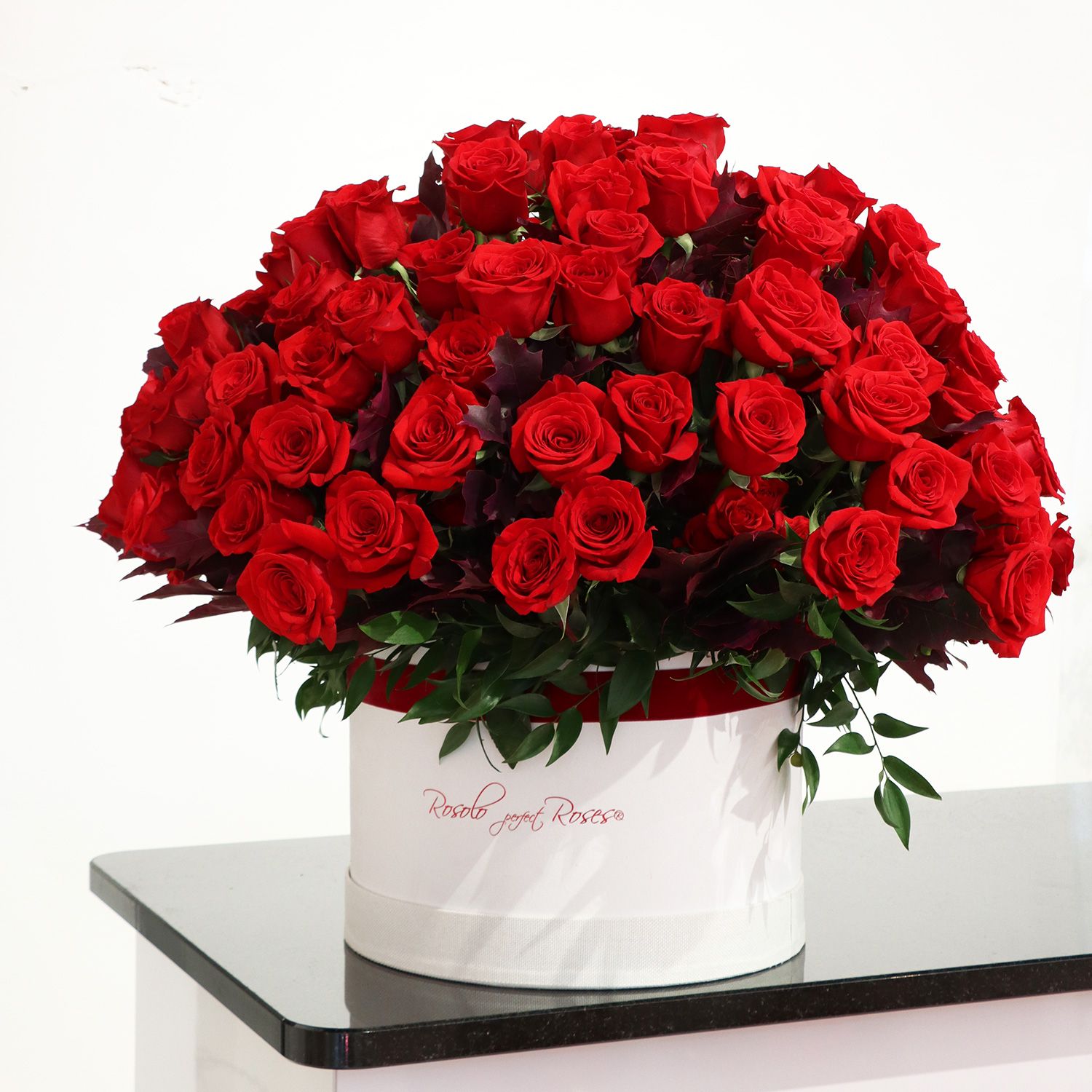 UNIQUE: Boite exceptionnelle avec grandes 121 roses rouges