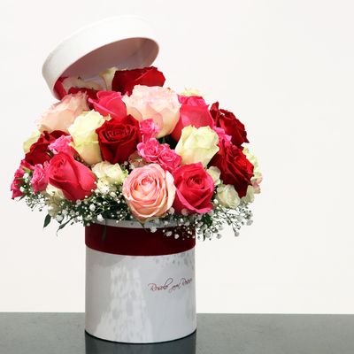 UNIQUE: Jolie boite de roses en rose-blanc-rouge