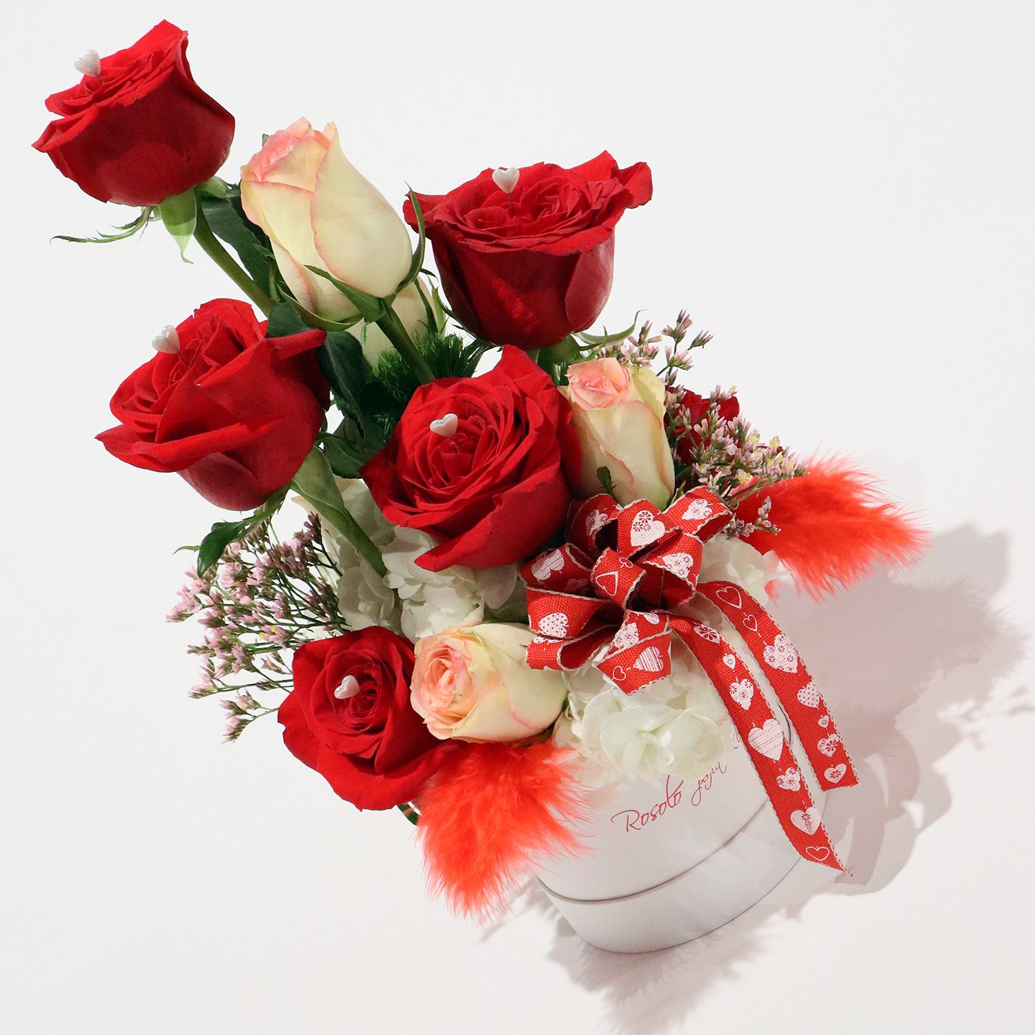 SAINT-VALENTIN: Belles roses dans une jolie boite. Hortensia, plumes, ruban