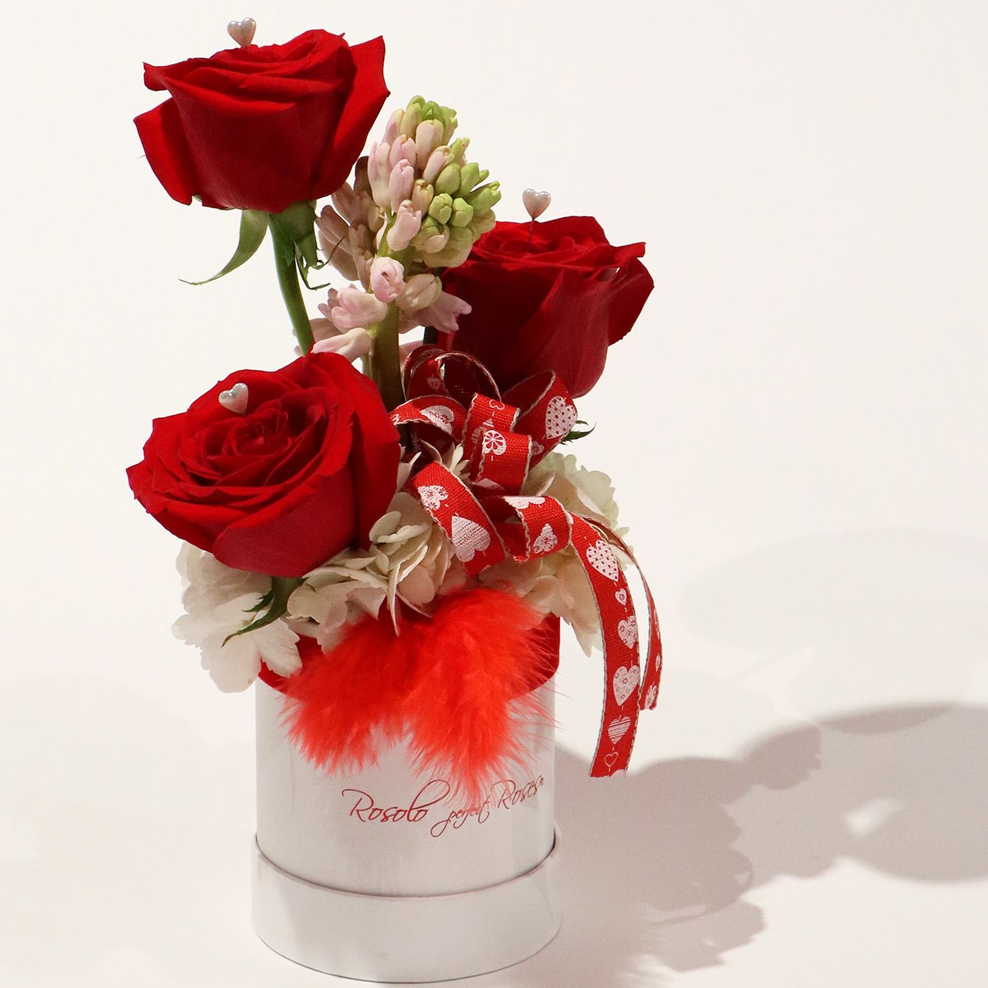 SAINT-VALENTIN: Jolie boite avec roses, jacinthes, hortensia et garniture.