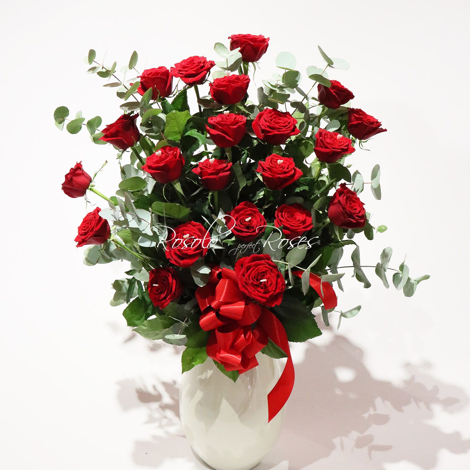 SAINT-VALENTIN: Belles roses rouges et de l'eucalyptus dans un bouquet une face