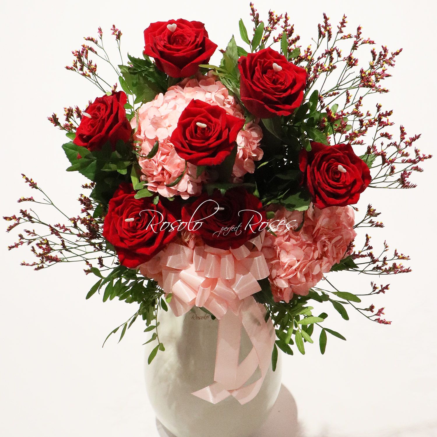 SAINT-VALENTIN:  7 Belles roses rouges, 3 Hortensias et de la garniture. Bouquet une face.