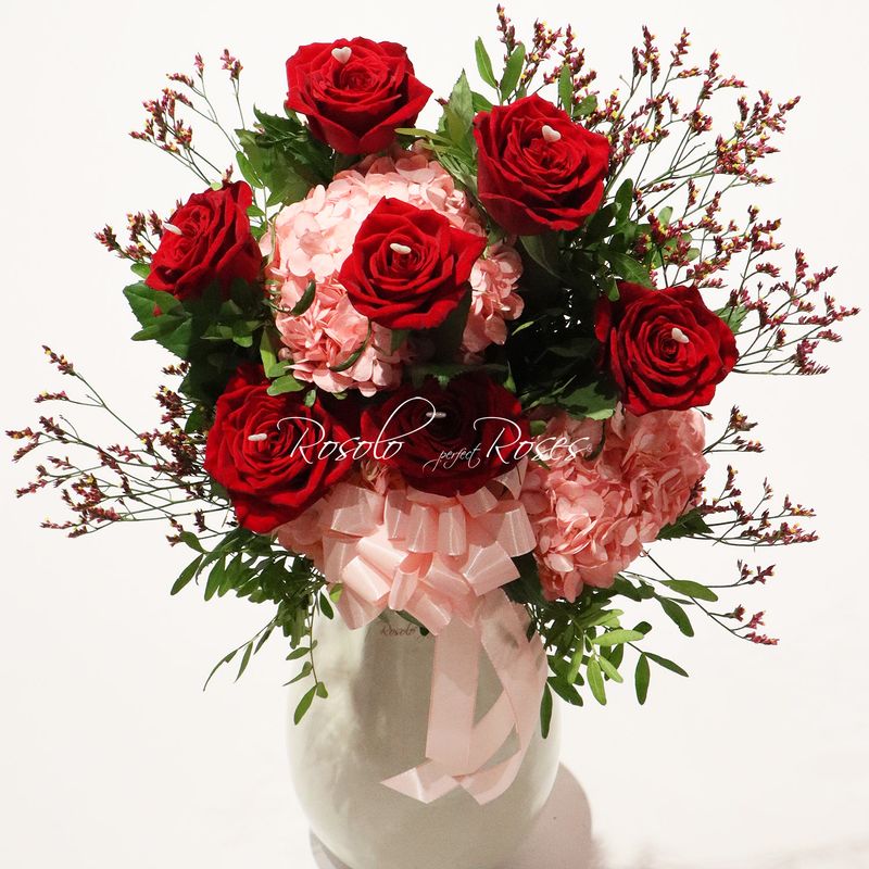 SAINT-VALENTIN:  7 Belles roses rouges, 3 Hortensias et de la garniture. Bouquet une face.