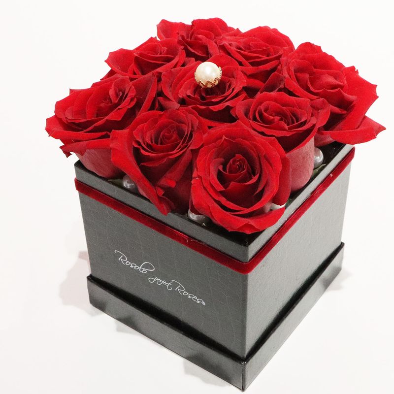 Belle boîte carrée avec 9 ou 16 roses rouges