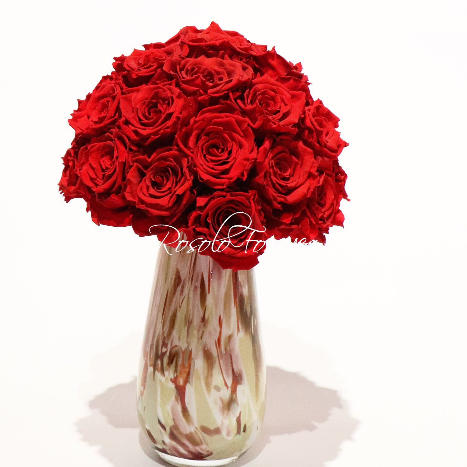 Beau bouquet compact de roses éternelles en rouge