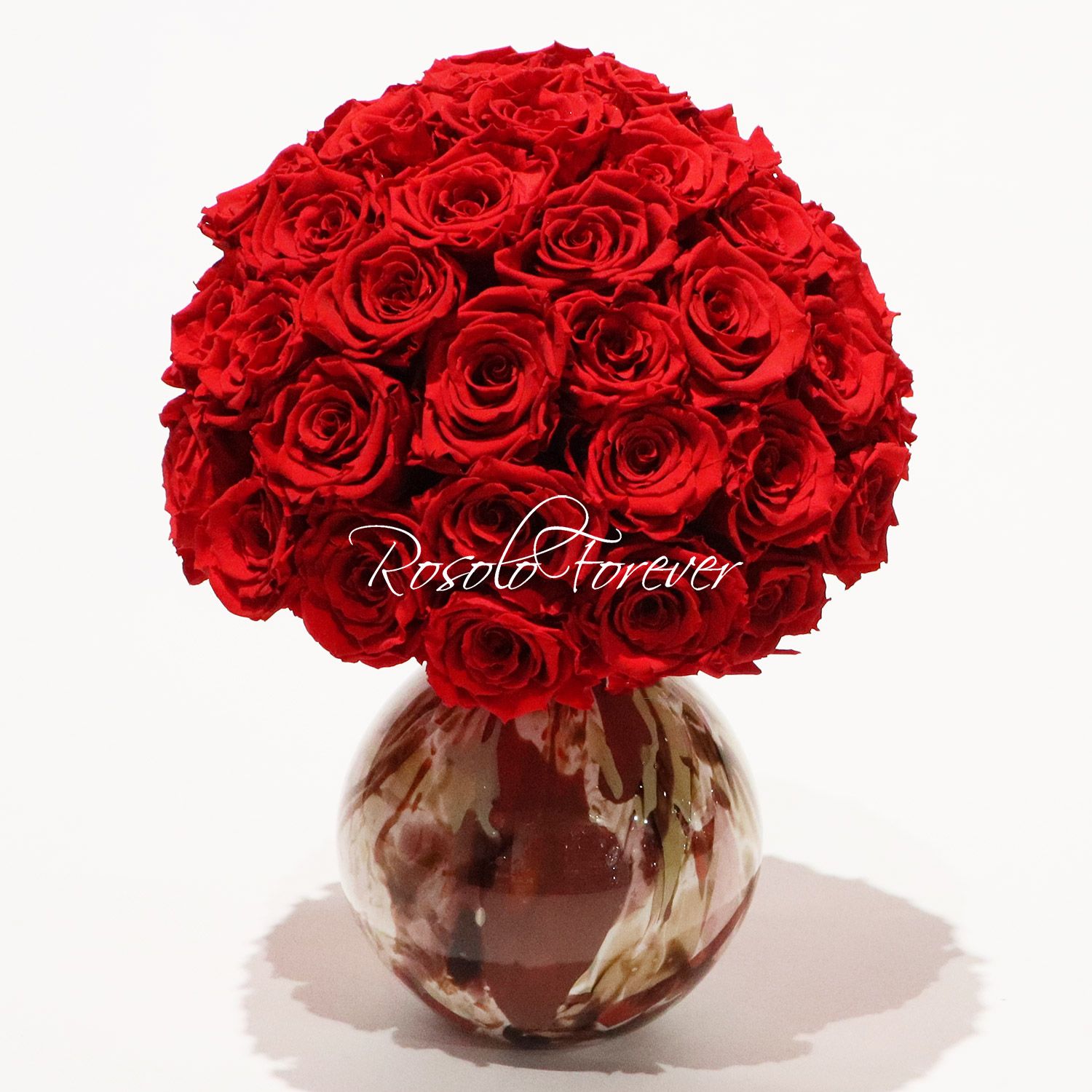 Magnifique bouquet compact de roses éternelles en rouge