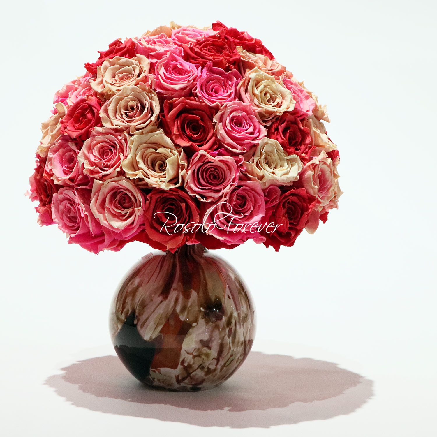 Superbe bouquet compact de roses éternelles, couleurs pastelles