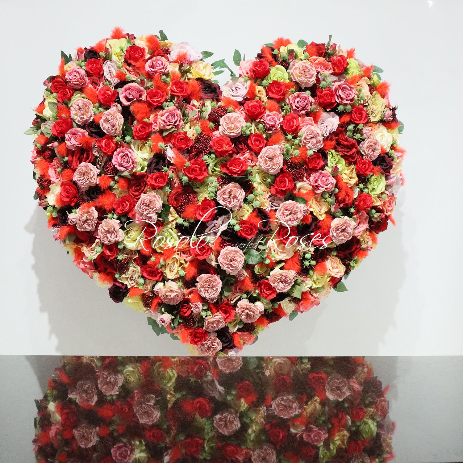 AMOUR: Coeur impressionnant en roses artificielles env. 110 cm.
