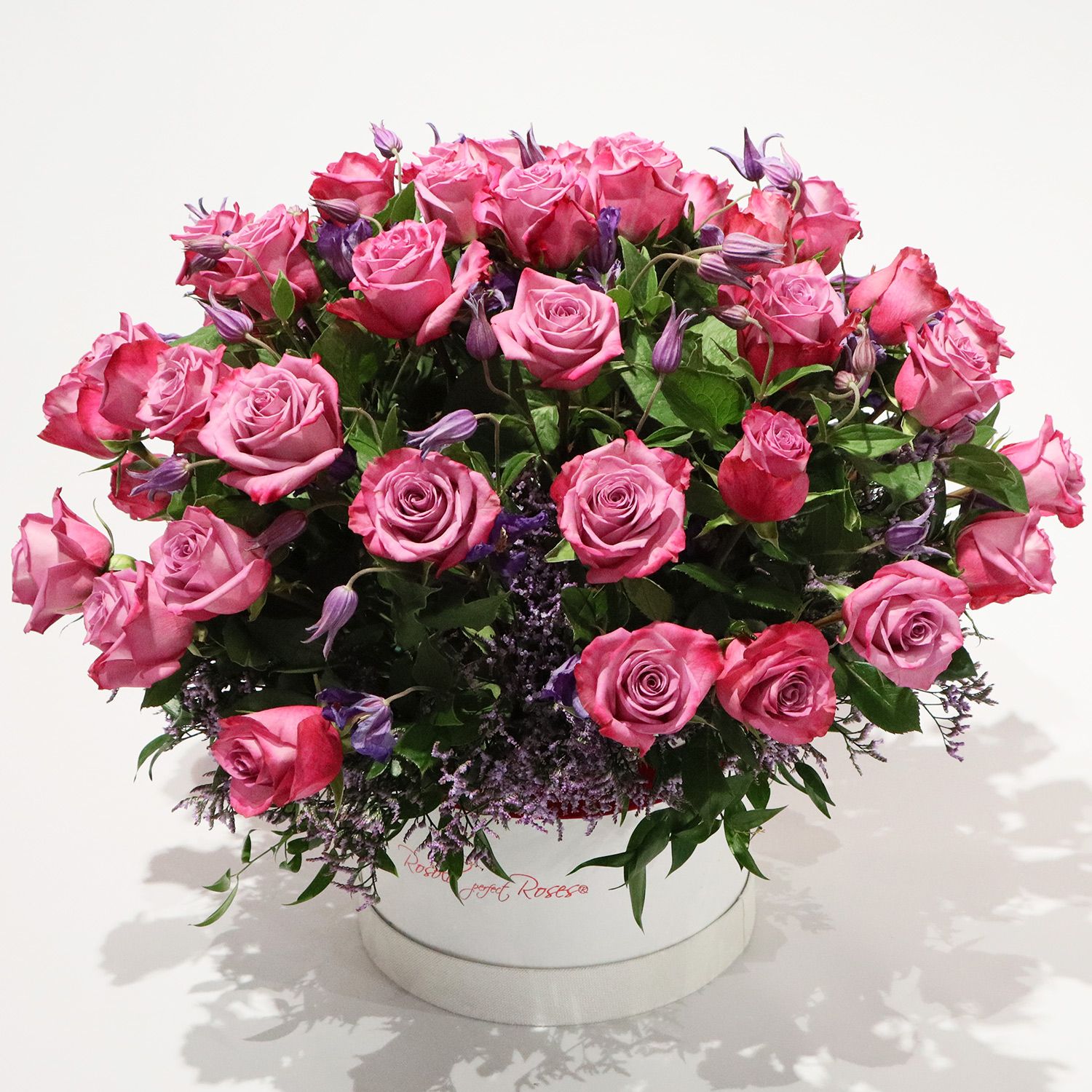 Superbes roses mauves dans une belle boite Rosolo