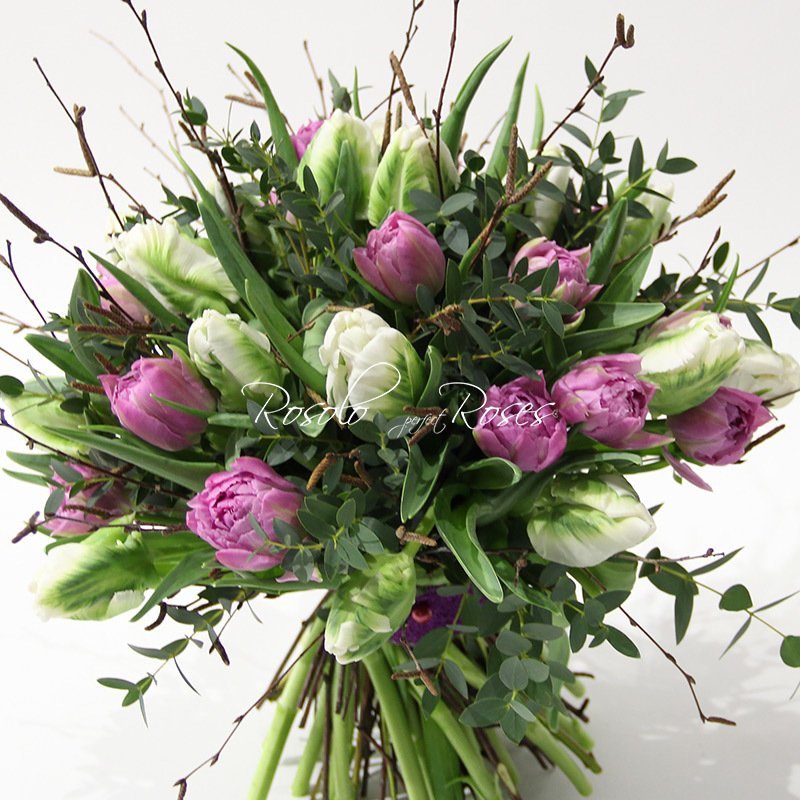 Beau bouquet de tulipes en mauve et blanc