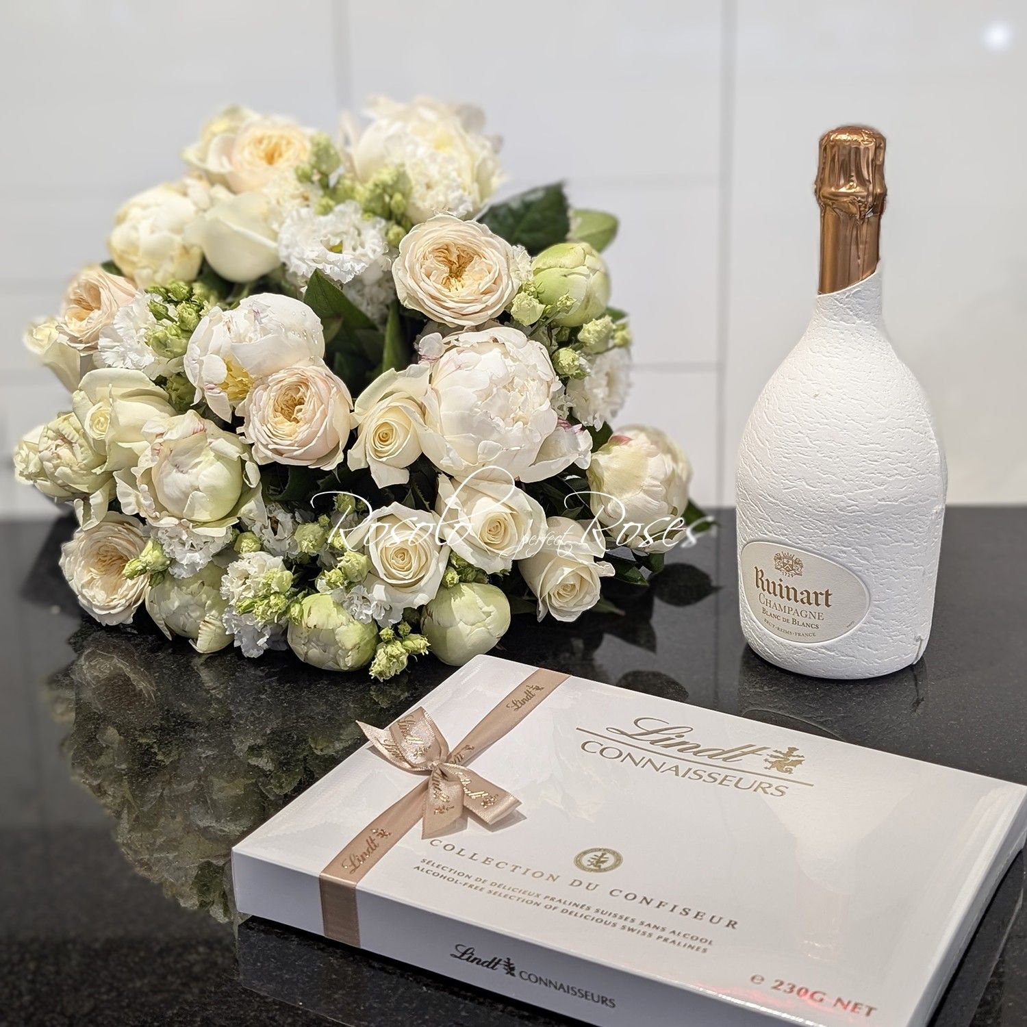SOMPTUEUX: bouquet en blanc, champagne RUINART, chocolats LINDT