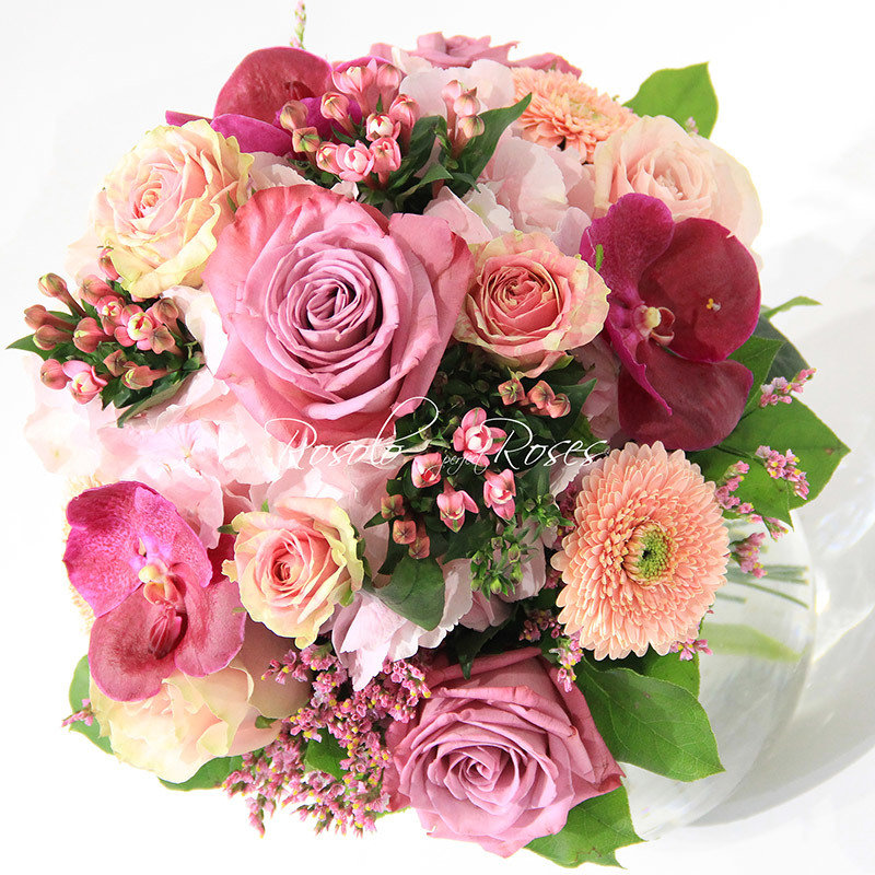 Très beau bouquet rond avec de belles roses "Moody Blues"