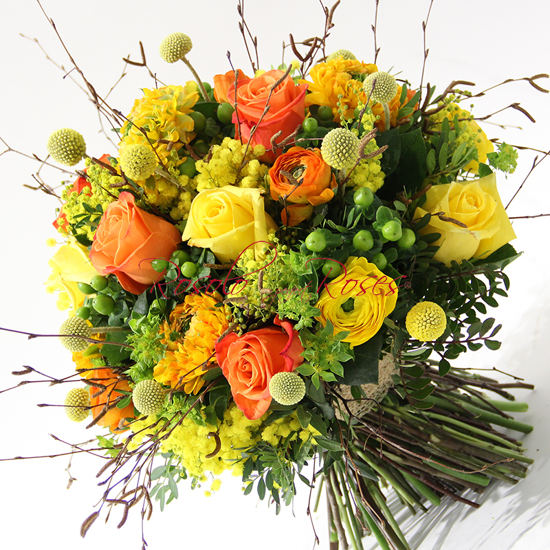 Bouquet lumineux avec roses jaunes et renoncules adorables