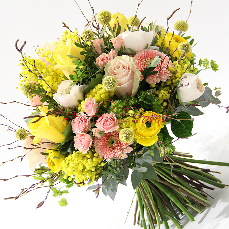 Beau bouquet de saison avec des roses et renoncules en pastel