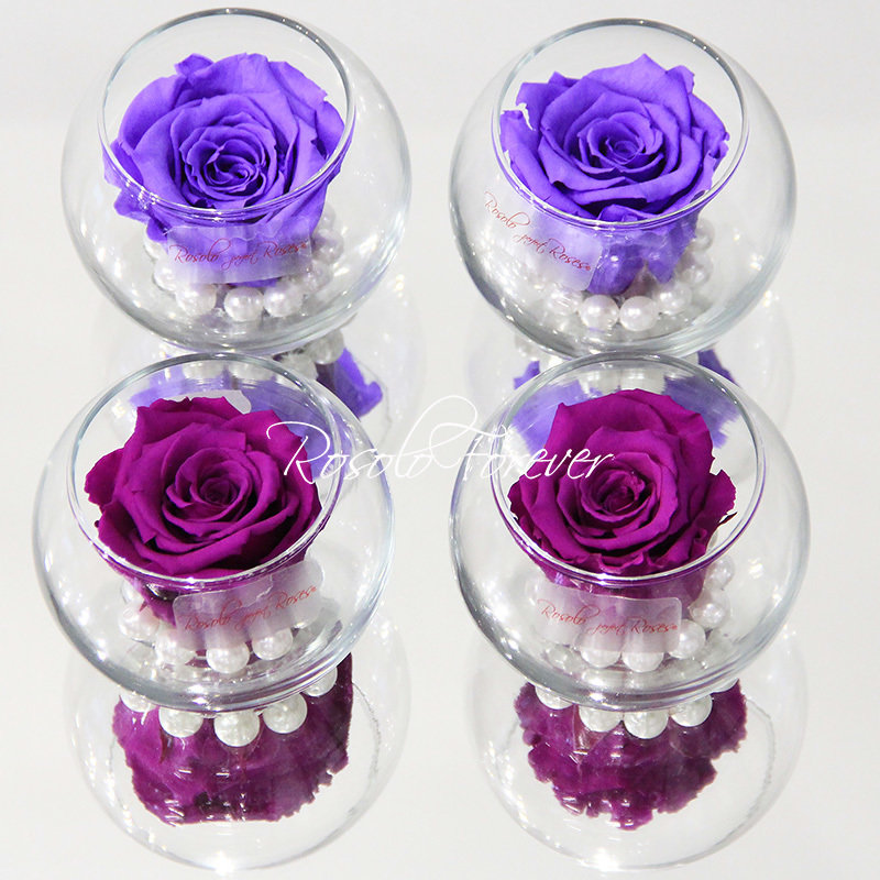 Une rose stabilisé en violet, avec perles décoratives dans un verre