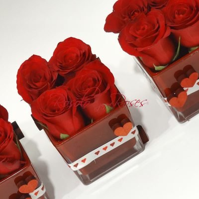 4 roses rouges dans un carré d'amour