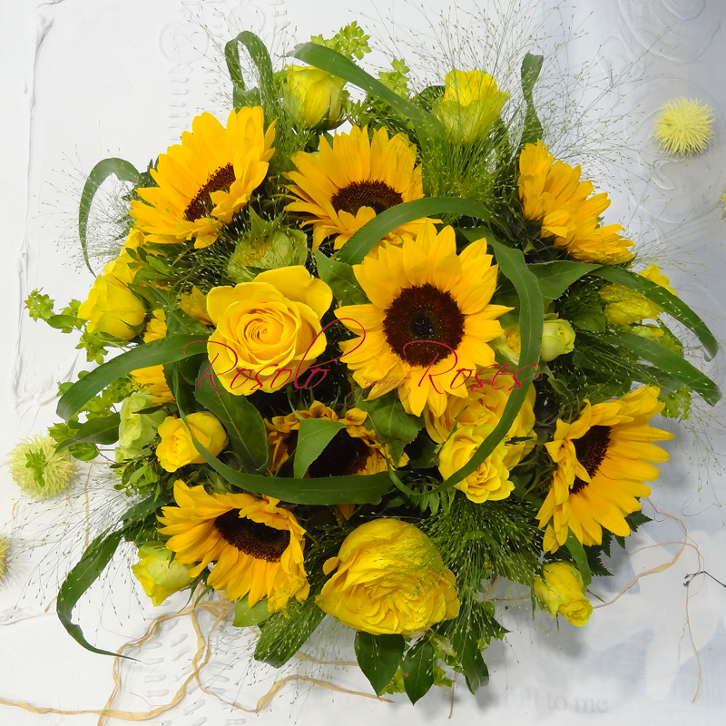 Bouquet de Tournesols, roses et garniture de saison