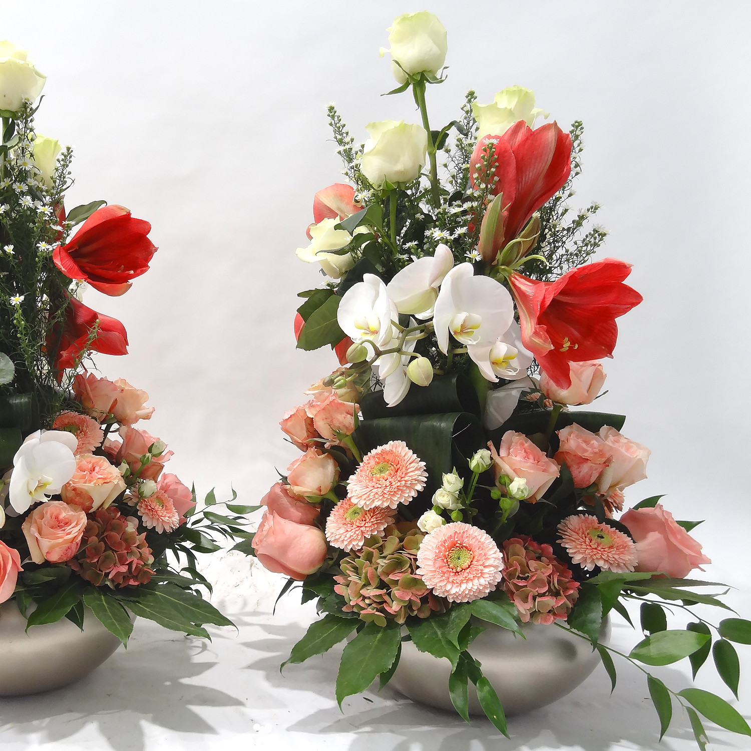 Arrangement rond en hauteur dans une coupe en céramique