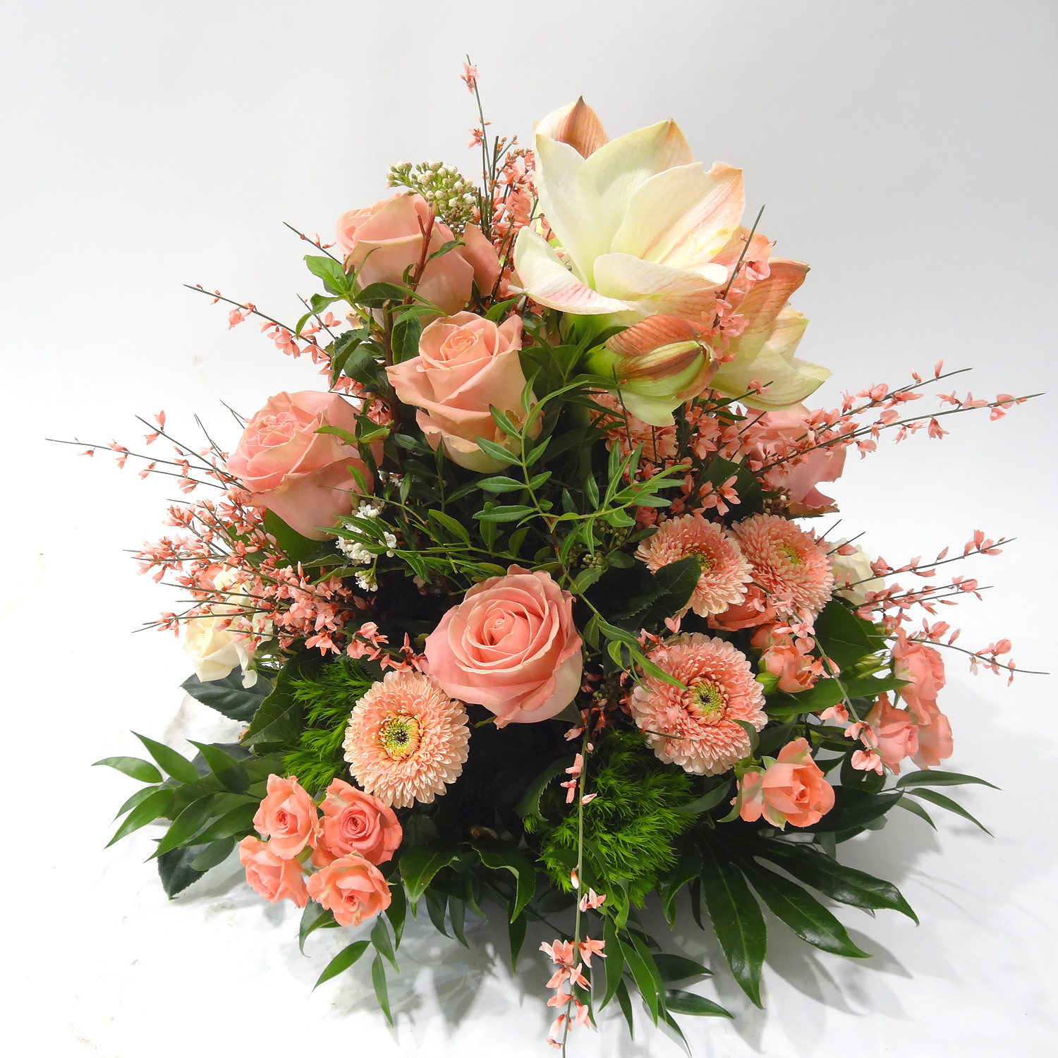 Arrangement rond avec roses et fleurs de saison