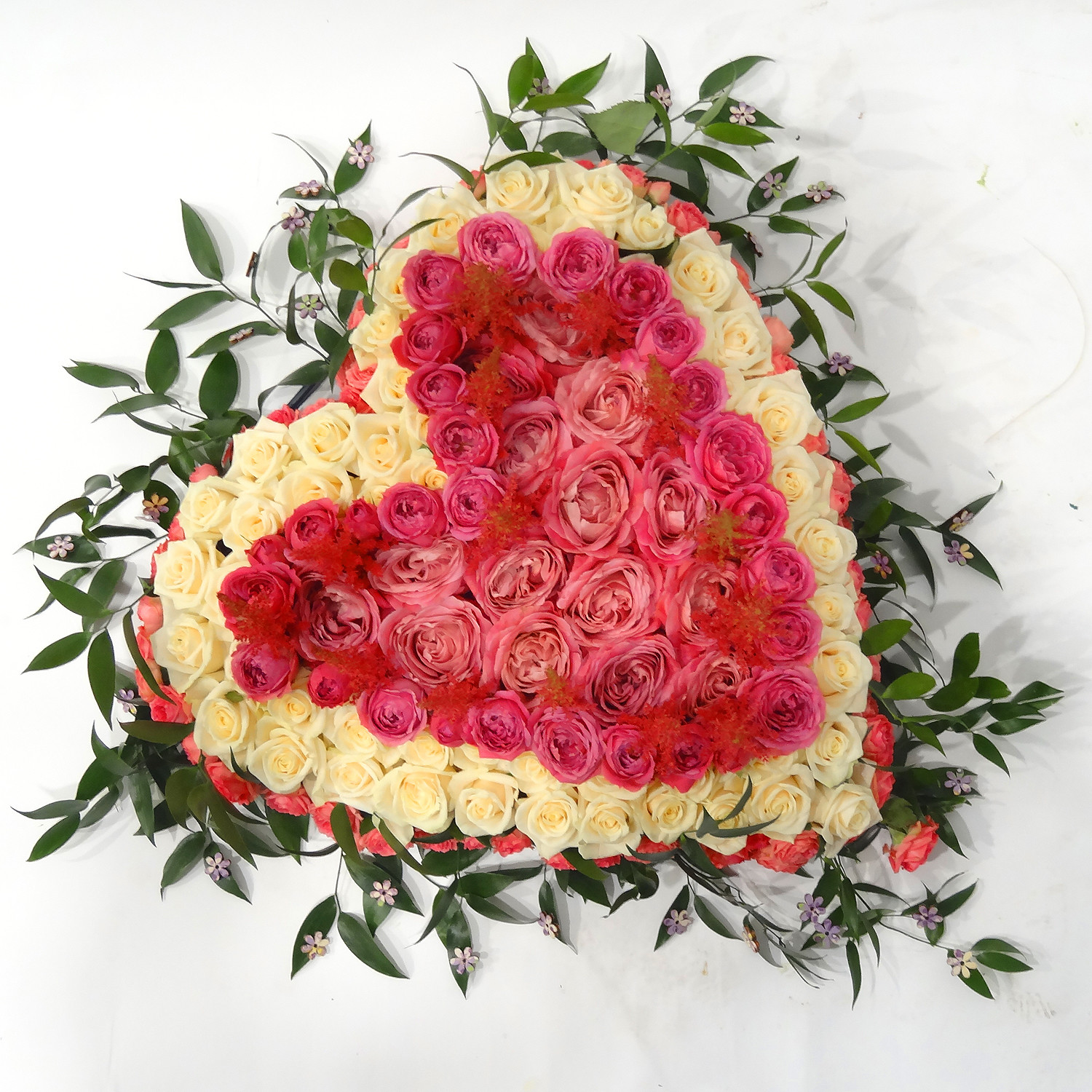 Coussin de roses en forme de coeur