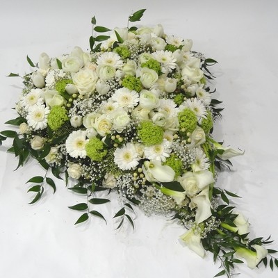 Somptueuse gerbe en blanc et en forme de coeur