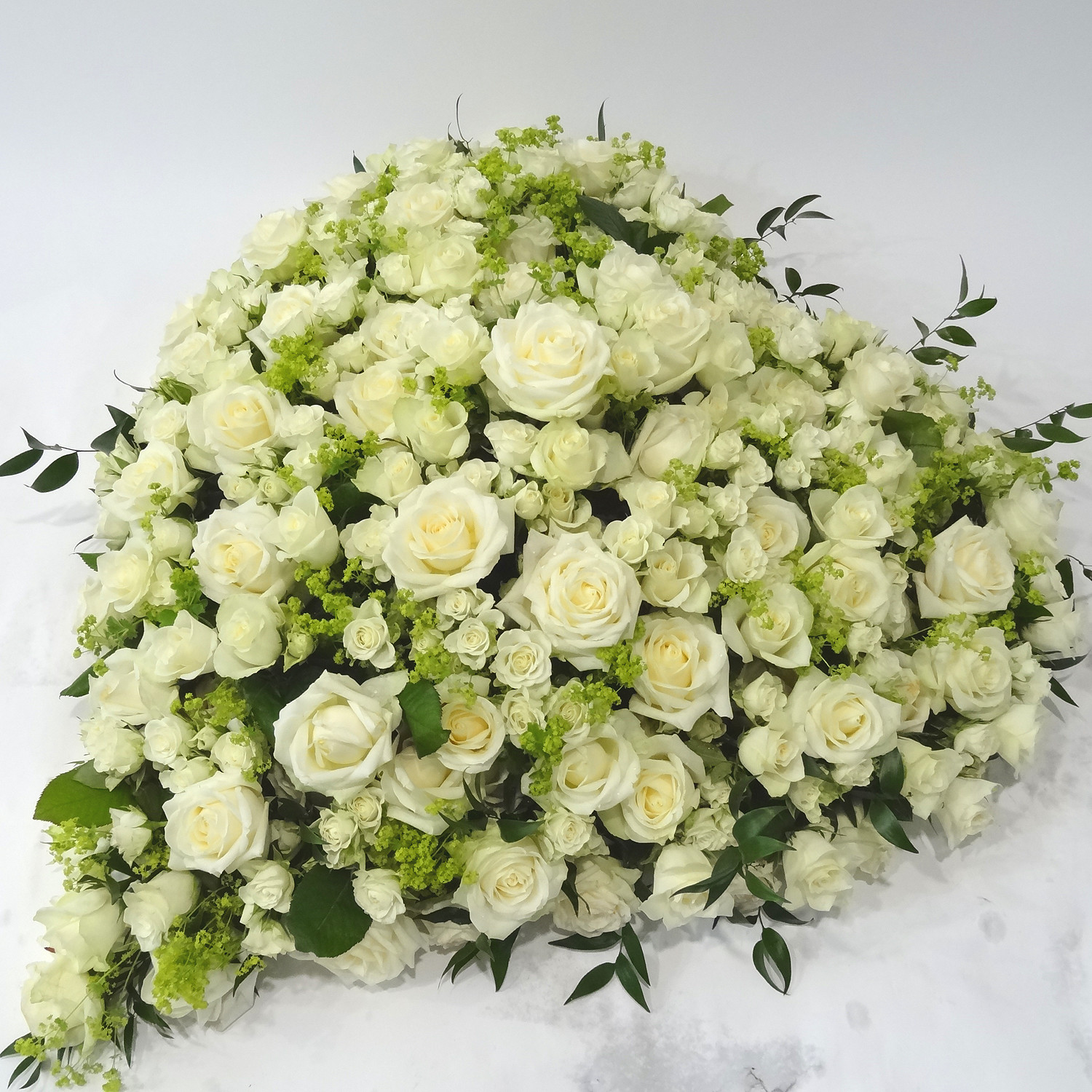 Grand coeur de roses en blanc et crème