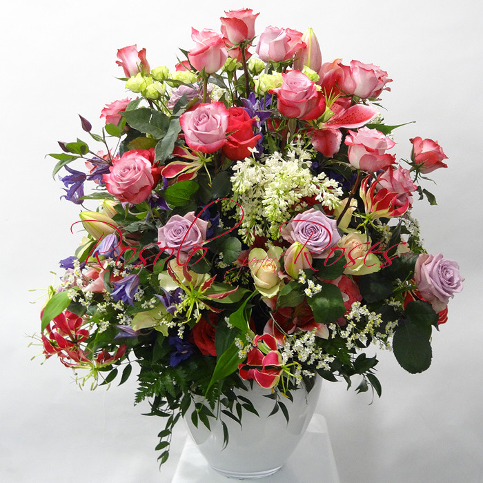 Grand arrangement de roses en rose et mauve