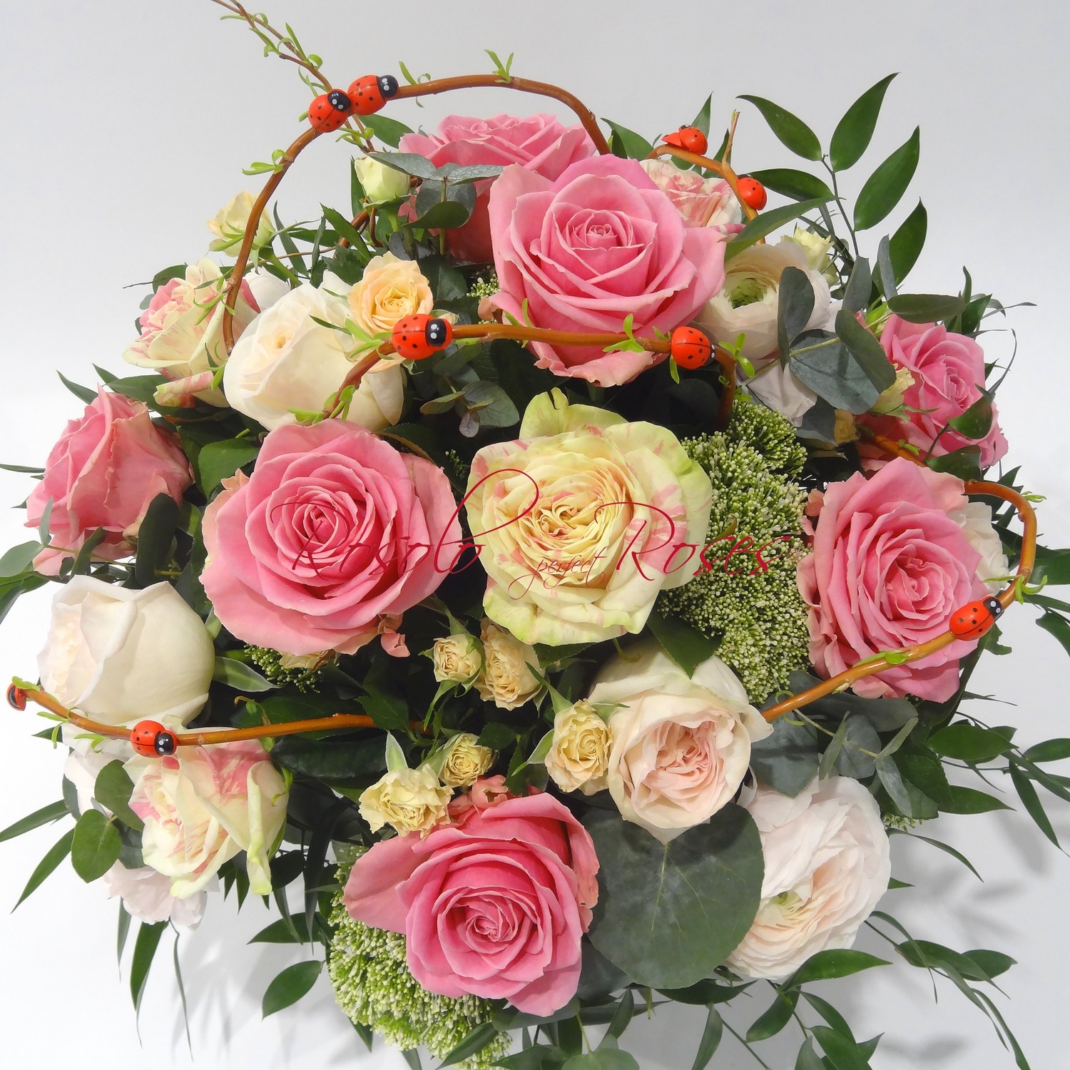 Magnifiques roses et fleurs de saison en pastel