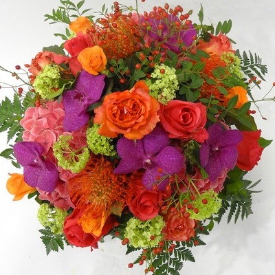 Bouquet lumineux avec roses et orchidées